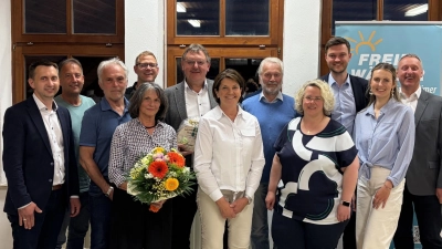 Vorsitzender Markus Schertl bedankte sich besonders bei Tonia und Frederic Pröls und bei allen Kandidatinnen und Kandidaten für ihr besonderes Engagement bei der Kommunalwahl (Bild: Julia Schertl)