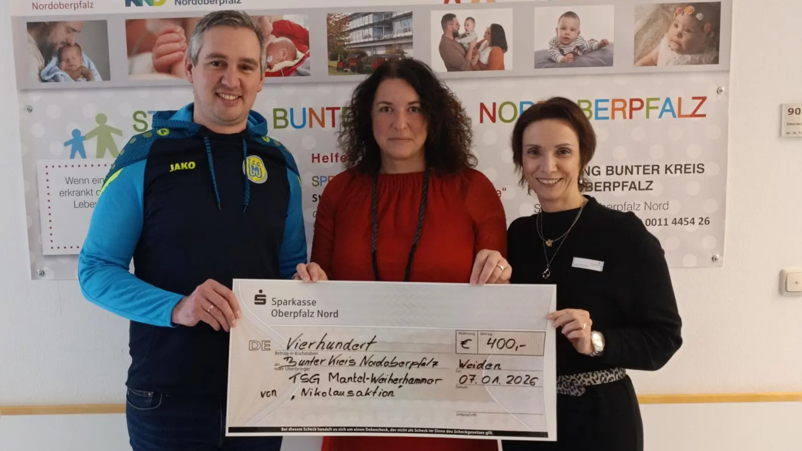 Andreas Solter übergab einen Scheck über 400 Euro an Marina Luttels und Anja Schricker vom Bunten Kreis Nordoberpfalz (von links).  (Bild: Silvia Solter)