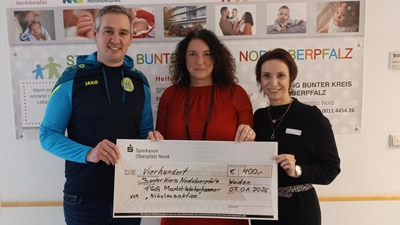 Andreas Solter übergab einen Scheck über 400 Euro an Marina Luttels und Anja Schricker vom Bunten Kreis Nordoberpfalz (von links).  (Bild: Silvia Solter)