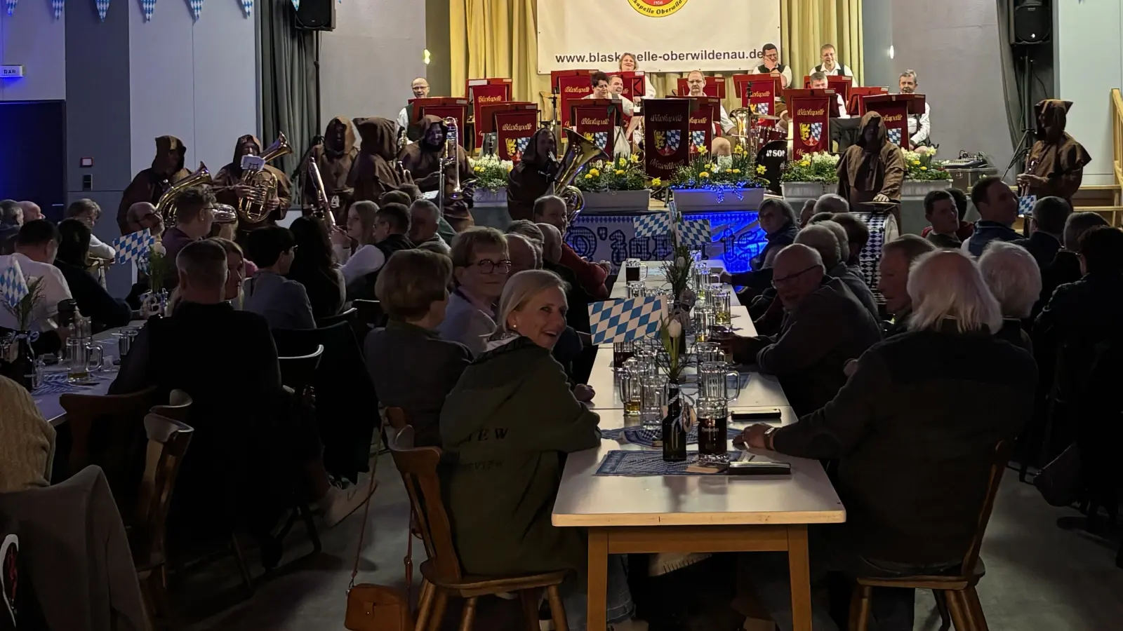 Die Blaskapelle Oberwildenau spielt für ein gut besuchtes Naabtalhaus auf. (Bild: Paul Zaruba)