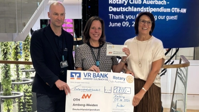Rotary-Präsident Marco Werner, Dr. Kathrin Morgenstern, Ramona Grosser v.l.n.r. bei der Übergabe der Stipendienzusage. (Bild: Erich Übler)