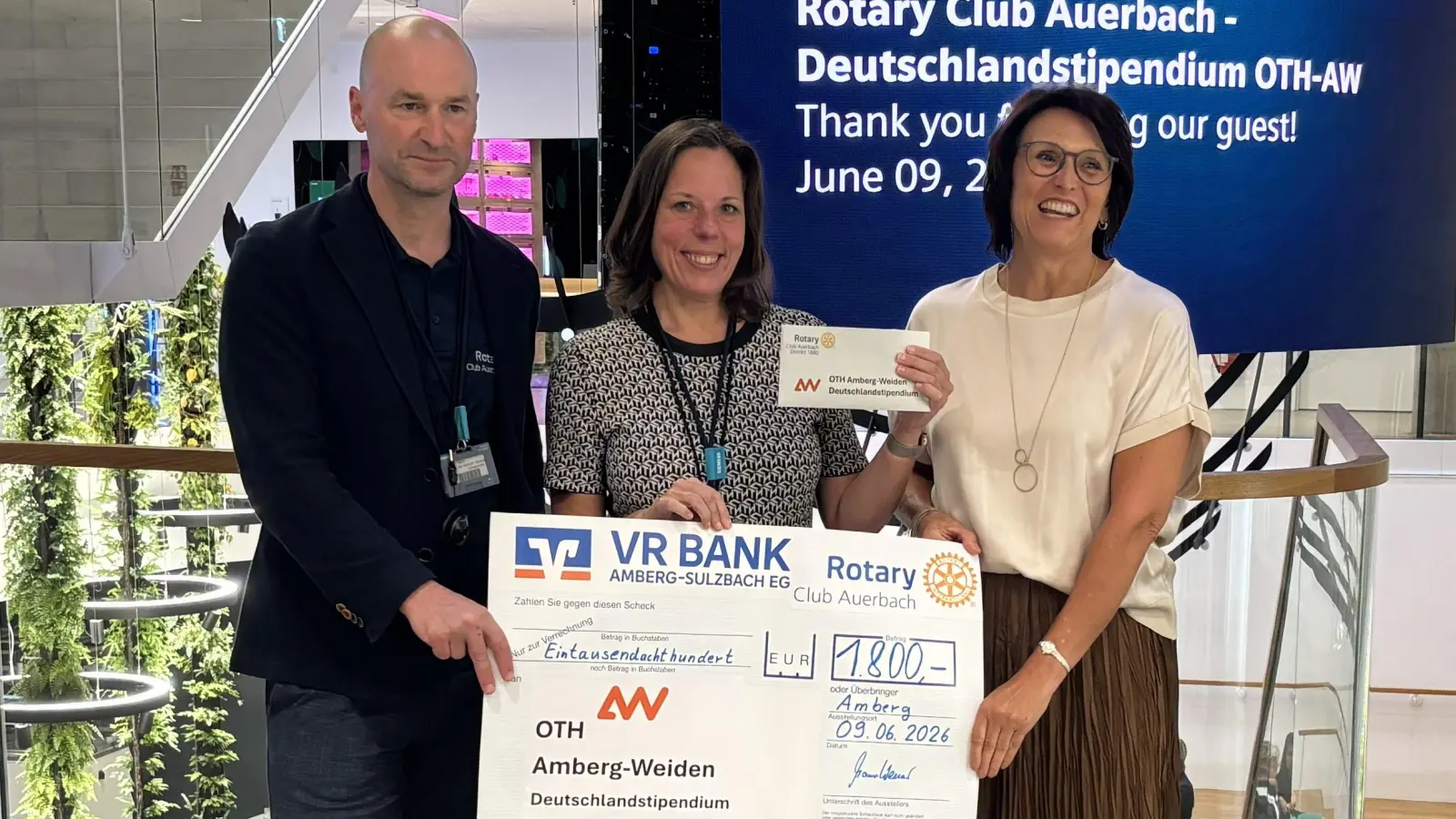 Rotary-Präsident Marco Werner, Dr. Kathrin Morgenstern, Ramona Grosser v.l.n.r. bei der Übergabe der Stipendienzusage. (Bild: Erich Übler)