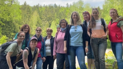 Eine Auftaktwanderung nach Maß im Jubiläumswanderung des Waldvereins führte eine Frauengruppe von elf Teilnehmerinnen vor kurzem<br>durch. Das wird mit Sicherheit keine Eintagsfliege sein. (Bild: Renate Staschewski)