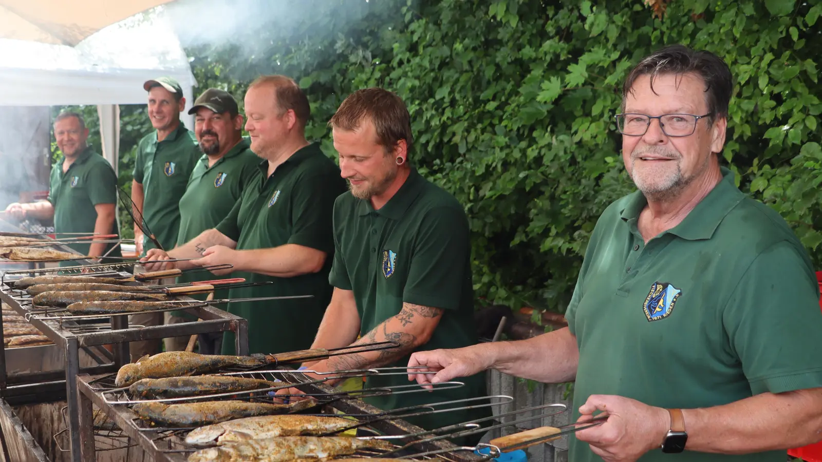 Dieter Teich (r.) und seine Kameraden vom „Fischergrill” bereiteten die schmackhaften gegrillten Forellen zu. (Bild: Michael Rabenhofer )
