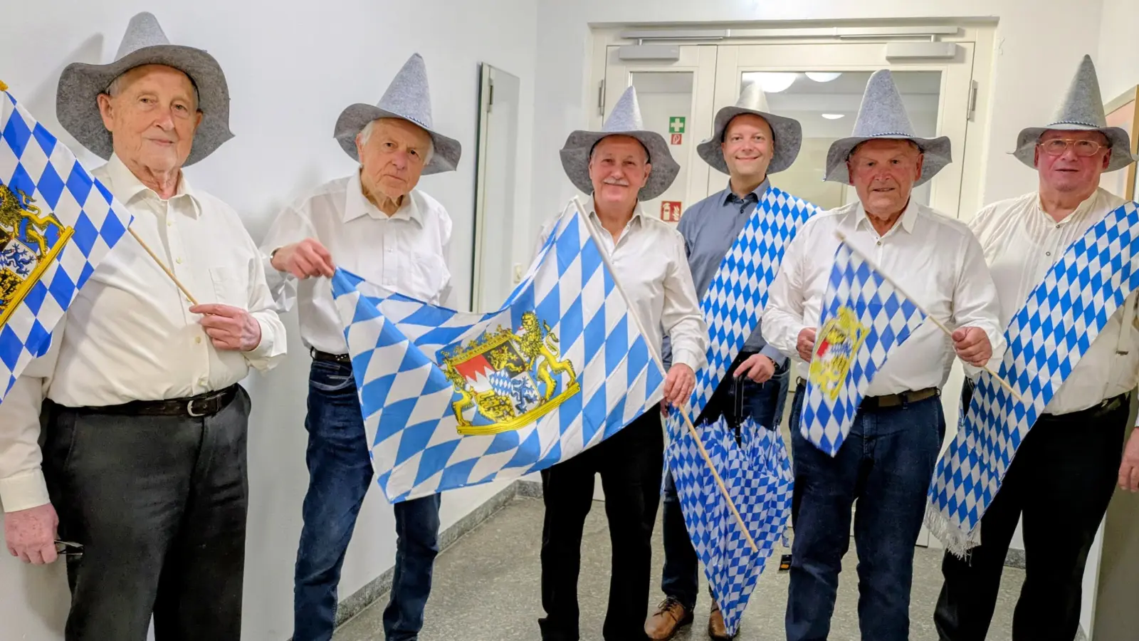 Die Kirwa-Burschen der Seniorenrunde (von links) Karl Strobl, Erhard Hirmer, Alfons Wanninger, Stadtpfarrer Thomas Helm, Xaver Schafberger und Kolpingvorsitzender Michael Koller.  (Bild: Hildegard Choynowski)