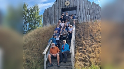 Gruppenbild Kinder und Betreuer vor dem Wehrturm „Motte”  (Bild: Winfried Neubauer)