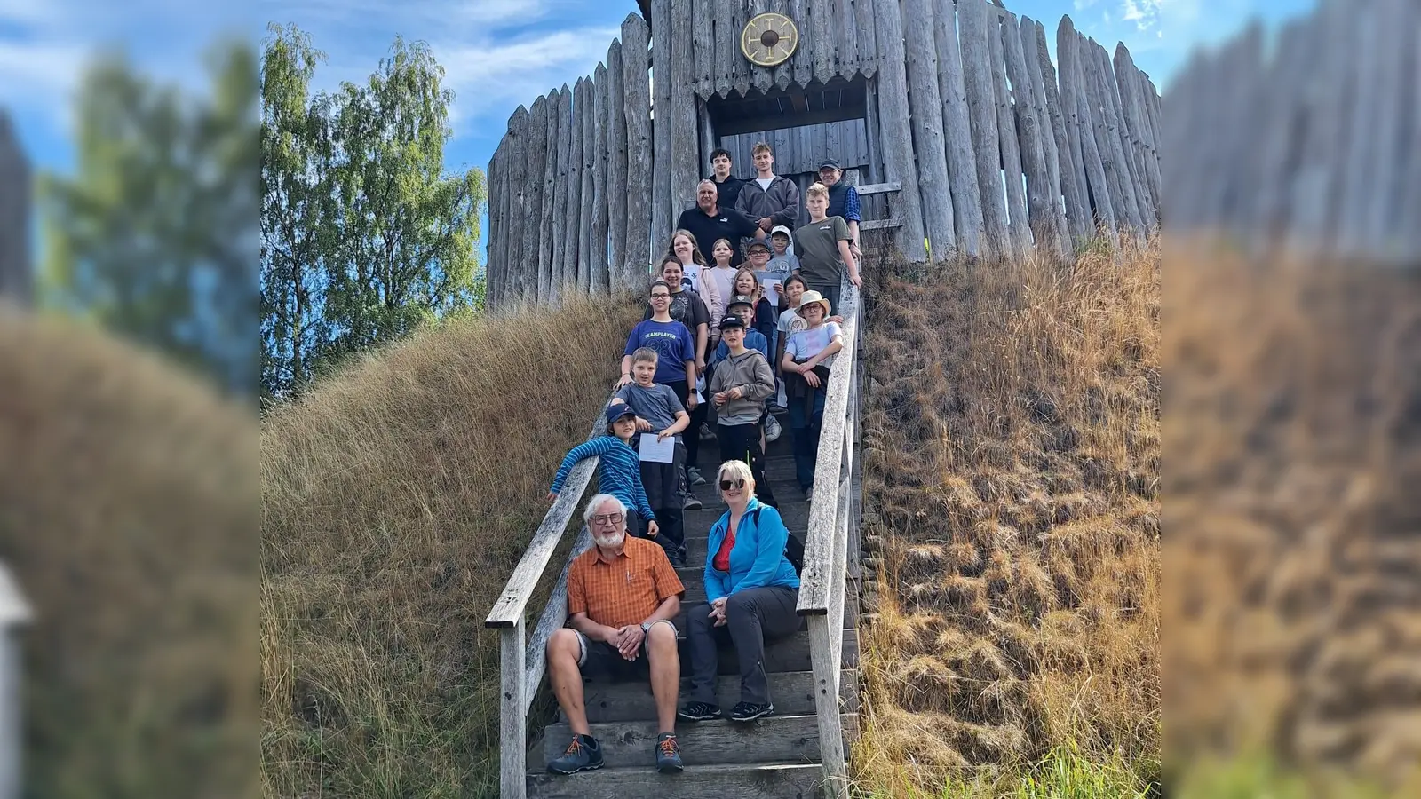 Gruppenbild Kinder und Betreuer vor dem Wehrturm „Motte”  (Bild: Winfried Neubauer)