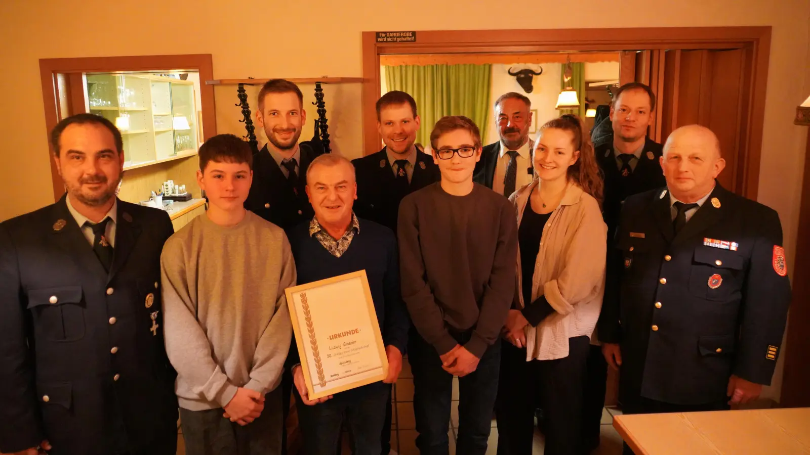 Neuaufnahmen und die Ehrung von Ludwig Gmeiner (Vierter von links) für „50 Jahre bei der Feuerwehr” stehen bei der Jahreshauptversammlung der Feuerwehr Spielberg beim Wirtsheiner im Mittelpunkt. (Bild: Franz Völkl)