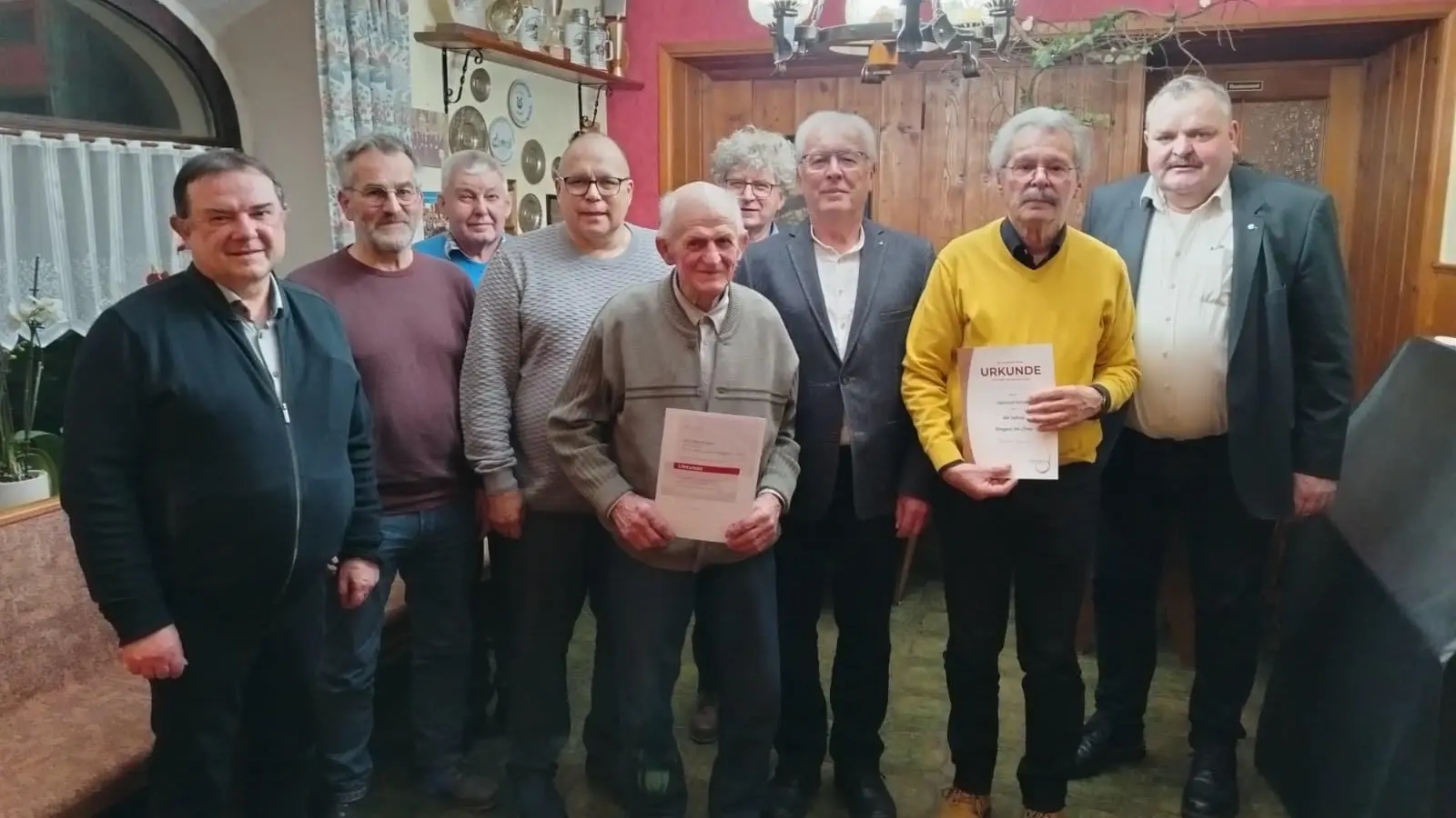 v.l.n.r: Pfr. Konrad Amschl, Stefan Werner (Vors. Sängergr. Wiesau), Helmut Weiß (1. Notenwart), Steffen Braunert (2. Vors./ Kassier,) Beno Zant (Ehrung 50 J. Akt. Singen im Chor), Kurt Weiß Dirigent), Herbert Ulrich 1. Vors.) Sigmund Schütz ( Schriftführer, Ehrung 40 J. Akt. Singen im Chor, Ehrenmitglied), 2. Bgm. Michael Schedl, nicht im Bild Otto Hültner (2.Notenwart). (Bild: Sigmund Schütz)