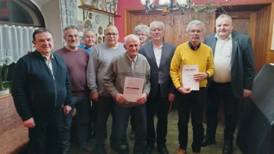 v.l.n.r: Pfr. Konrad Amschl, Stefan Werner (Vors. Sängergr. Wiesau), Helmut Weiß (1. Notenwart), Steffen Braunert (2. Vors./ Kassier,) Beno Zant (Ehrung 50 J. Akt. Singen im Chor), Kurt Weiß Dirigent), Herbert Ulrich 1. Vors.) Sigmund Schütz ( Schriftführer, Ehrung 40 J. Akt. Singen im Chor, Ehrenmitglied), 2. Bgm. Michael Schedl, nicht im Bild Otto Hültner (2.Notenwart). (Bild: Sigmund Schütz)