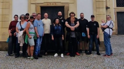 Kurfürstliche Schlosswache zu Amberg und das Weydhauser Fähnlein vor der Stiftkirche Mareia vom Siege (Bild: Katharina Wennicke)