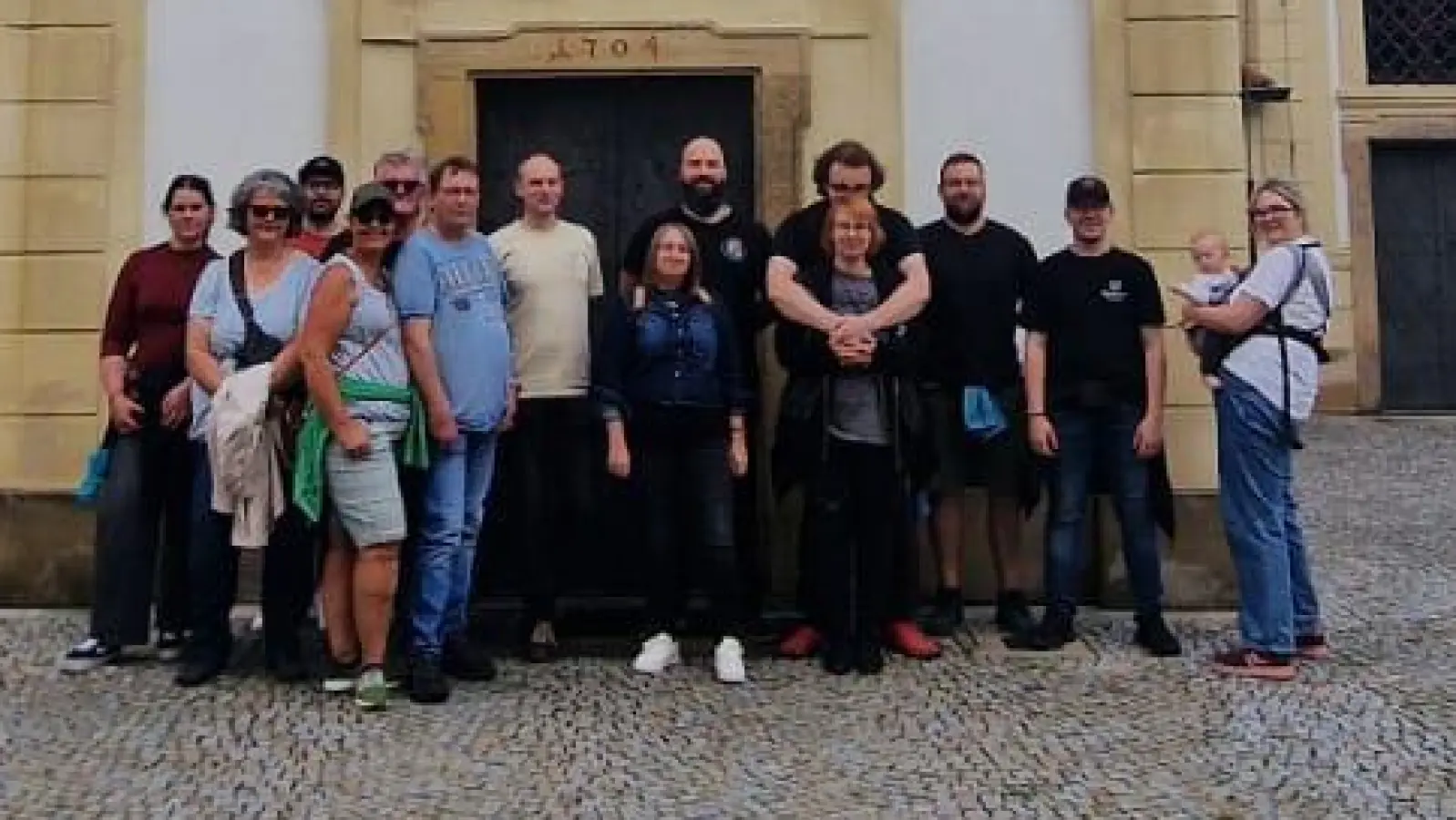 Kurfürstliche Schlosswache zu Amberg und das Weydhauser Fähnlein vor der Stiftkirche Mareia vom Siege (Bild: Katharina Wennicke)