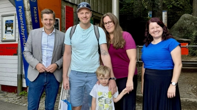 Erster Bürgermeister Nicolas Lahovnik (links) und Eva-Theresa Beck (rechts) begrüßen Familie Ertl aus Ottobrunn als 50.000. Besucher dieser Saison im Felsenlabyrinth<br>Luisenburg. (Bild: Kristina Wiedel)
