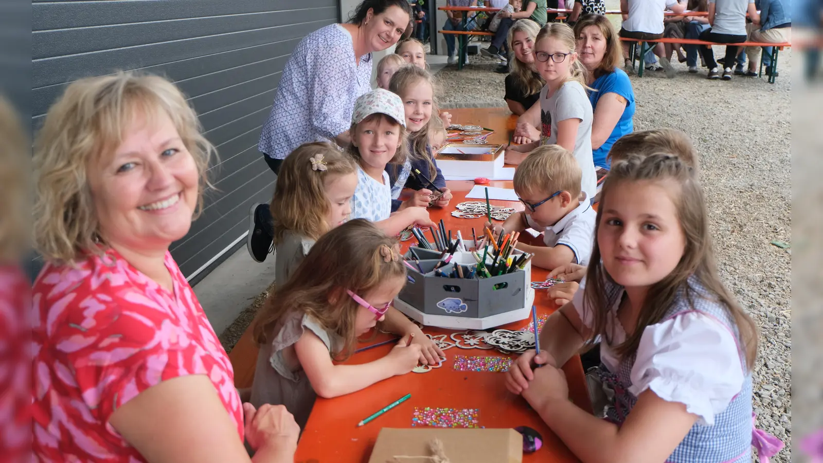 Die Kinder hatten ihre helle Freude beim Basteln. (Bild: Fred Lehner)