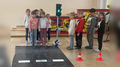 Sicher über die Straße - ADACUS richtet sich an die jüngsten Verkehrsteilnehmer. (Bild: Birgit Schraml)