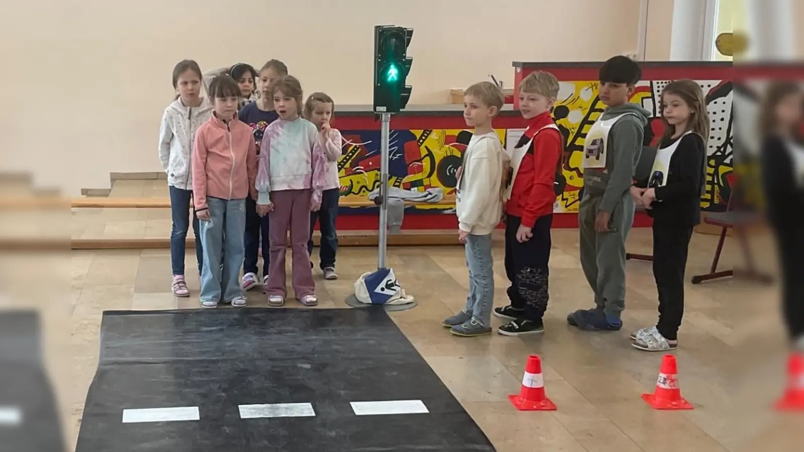 Sicher über die Straße - ADACUS richtet sich an die jüngsten Verkehrsteilnehmer. (Bild: Birgit Schraml)