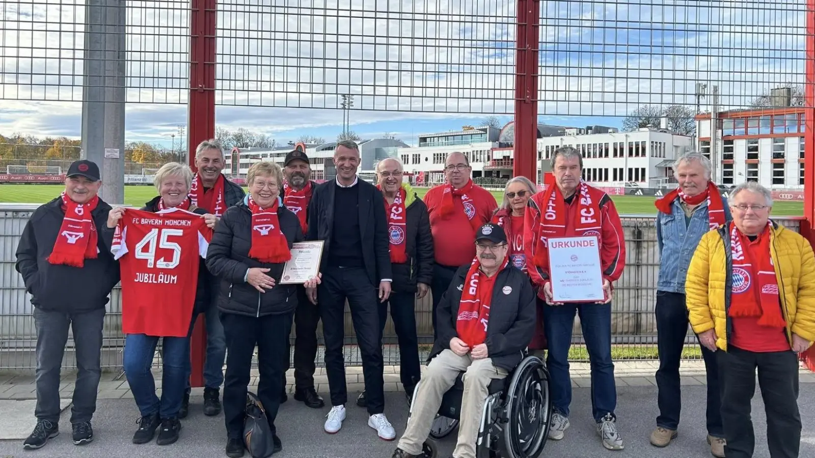 Mitglieder des FC Bayern Fanclub Störnstein anlässlich der Urkundenübergabe in München (Bild: Erika Härtl)