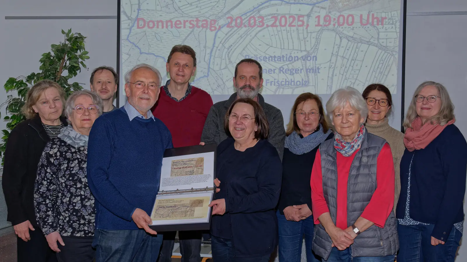 Werner Reger (vorne 3. von links) bei der Übergabe des Nachschlagewerks an die Mitglieder des Museumsarbeitskreises  (Bild: Thomas Enslein)