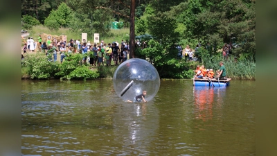 Familien des Landkreises dürfen sich auf das Waldkinderfest am Naturerlebnispfad Bierlohe in Grafenwöhr freuen. Das Programm ist vielfältig und dreht sich rund um den Lebensraum Wald. Auch Aquazorbing und Kanufahren gehören zu den Aktivitäten.  (Archivbild: Stefan Neidl)