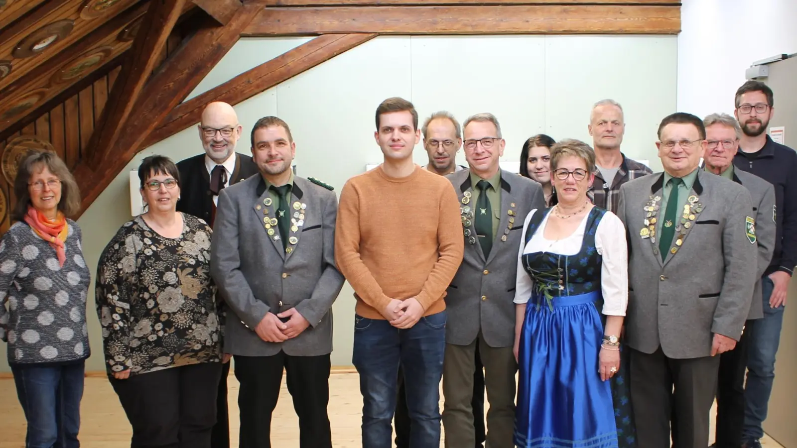 Für weitere zwei Jahre leitet Kay Müller (Vierter von links vor Gauschützenmeister Wolfgang Weiß) als erster Schützenmeister den Pressather Schützenverein. Als Stellvertreter rückte Marco Schmid (Fünfter von links) für Norman Lehner (rechts) nach, der aber als Beisitzer im Leitungskreis bleibt. (Bild: Bernhard Piegsa)