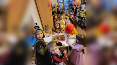 Mit Feuereifer bastelten die kleinen Büchereibesucher an ihren Raketen  (Bild: Bettina Michl )