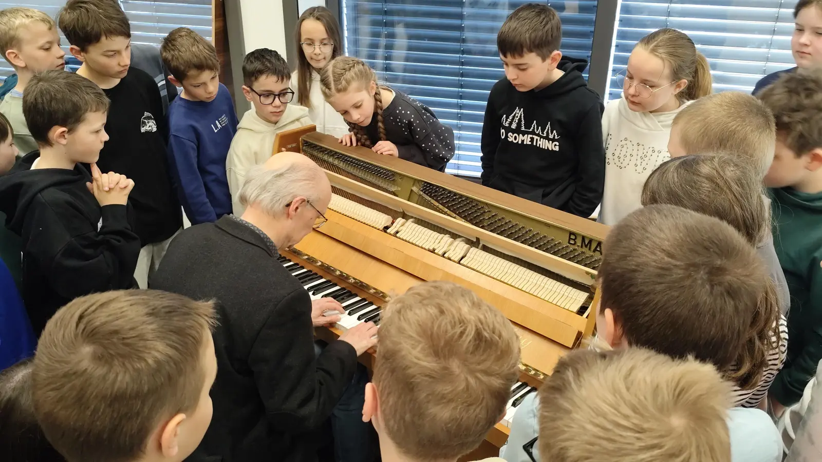 Die Schülerinnen und Schüler erleben die Instrumente hautnah. (Bild: Johanna Reger)