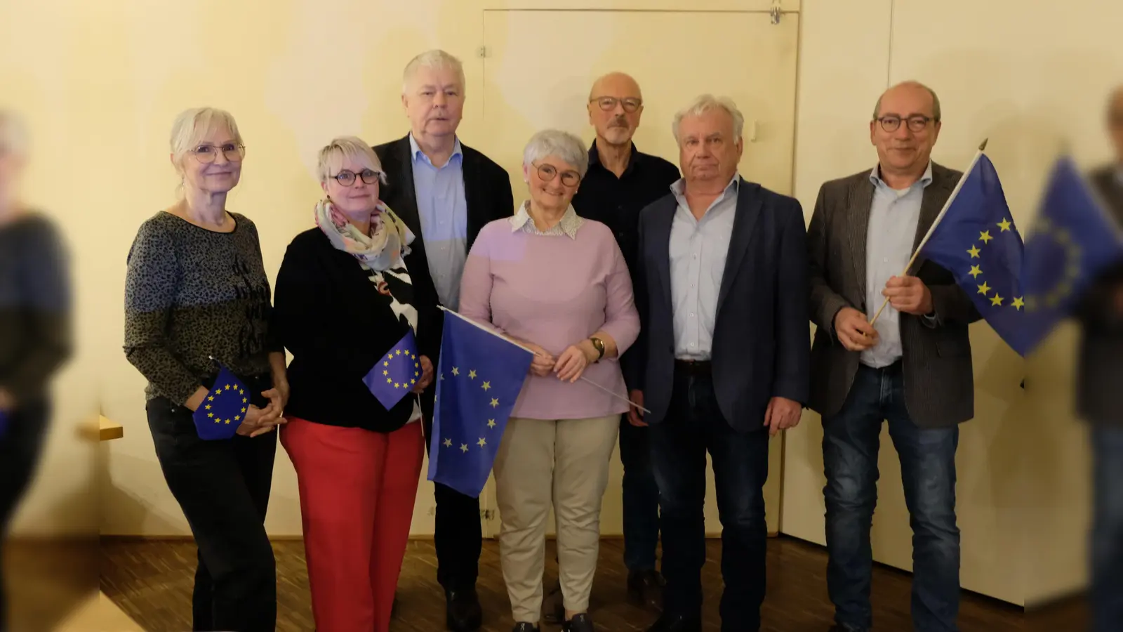 Unser Bild zeigt die neue Vorstandschaft der Europa-Union mit ihrem neuen Vorsitzenden Bernhard Mitschke (hintere Reihe, 1.v.r.) und Bezirksvorsitzendem Thomas Rudner (ganz rechts). (Bild: Reinhold Strobl)