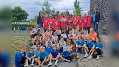 T-Shirts für die Sieger und Urkunden für alle Teams (Bild: Birgit Schraml )