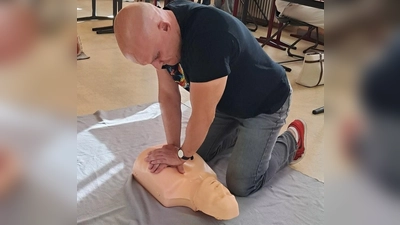 Klassenleiter Christian Kirchberger bei der Herzdruckmassage. (Bild: Ullrike Kraus)