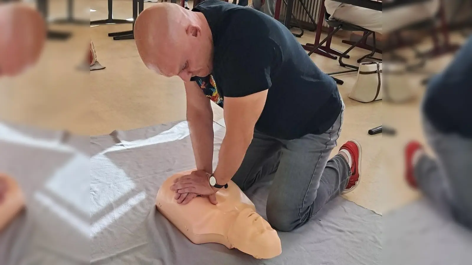 Klassenleiter Christian Kirchberger bei der Herzdruckmassage. (Bild: Ullrike Kraus)