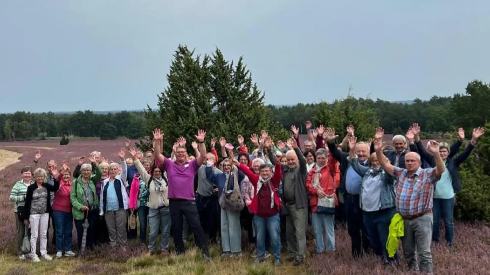 Die Reisegruppe des Frauenbundes stellte sich gerne mit dem Reiseleiter Heiner zum Gruppenfoto auf. (Bildmitte) Fachkundig und kompetent wurde die blühende Heide uns näher gebracht. (Bild: Maria Weiß)
