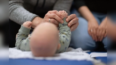 Eltern von Kindern zwischen drei und neun Monaten erfahren im Kurs „Baby-ABC” Wissenswertes. (Symbolbild: Marijan Murat/dpa)