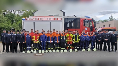 Gruppenbild der Prüflinge und der Schiedsrichter anlässl. der Prüfung im KBM Bereich 3/. (Bild: Florian Wittmann)