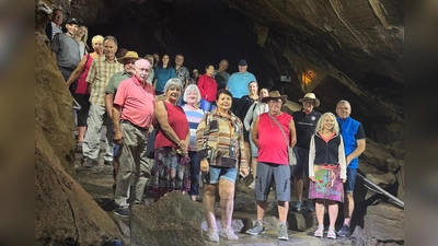 Erste Station der Parksteiner bei ihrer Samstags-Vogtlandreise war die Drachenhöhle in Syrau bei Plauen. (Bild: Werner Robl)