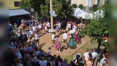 So wie auch im letzten Jahr, wird am Kirchweih Sonntag Nachmittag der „ Kirwa Baam „ am Weiherner Dorfplatz ausgetanzt. (Bild: Hans-Jürgen Schlosser)