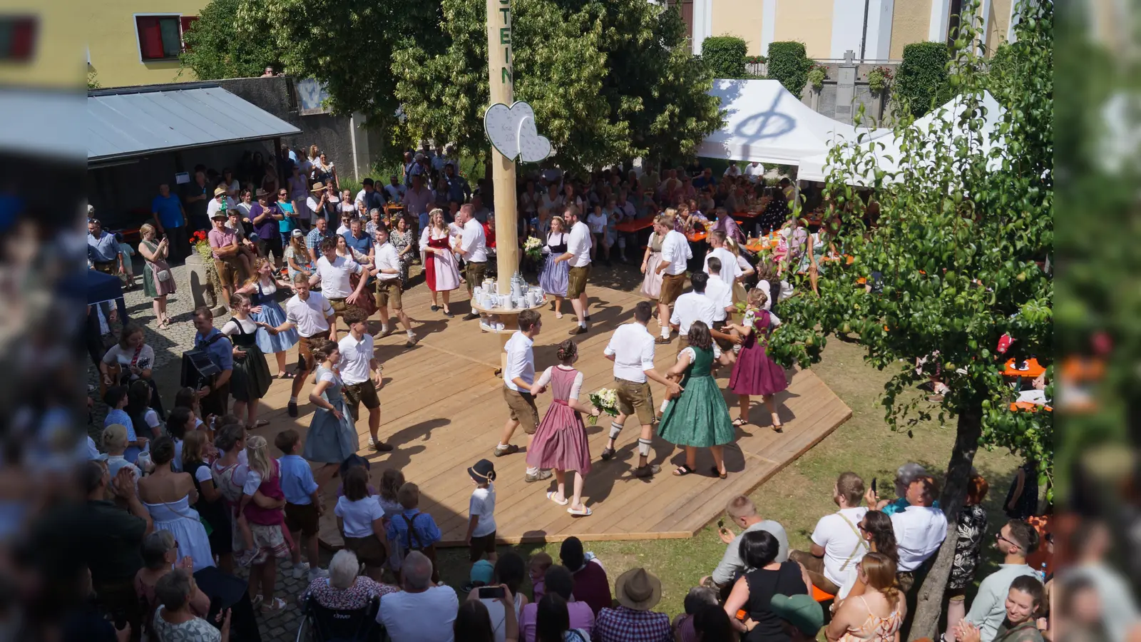 So wie auch im letzten Jahr, wird am Kirchweih Sonntag Nachmittag der „ Kirwa Baam „ am Weiherner Dorfplatz ausgetanzt. (Bild: Hans-Jürgen Schlosser)