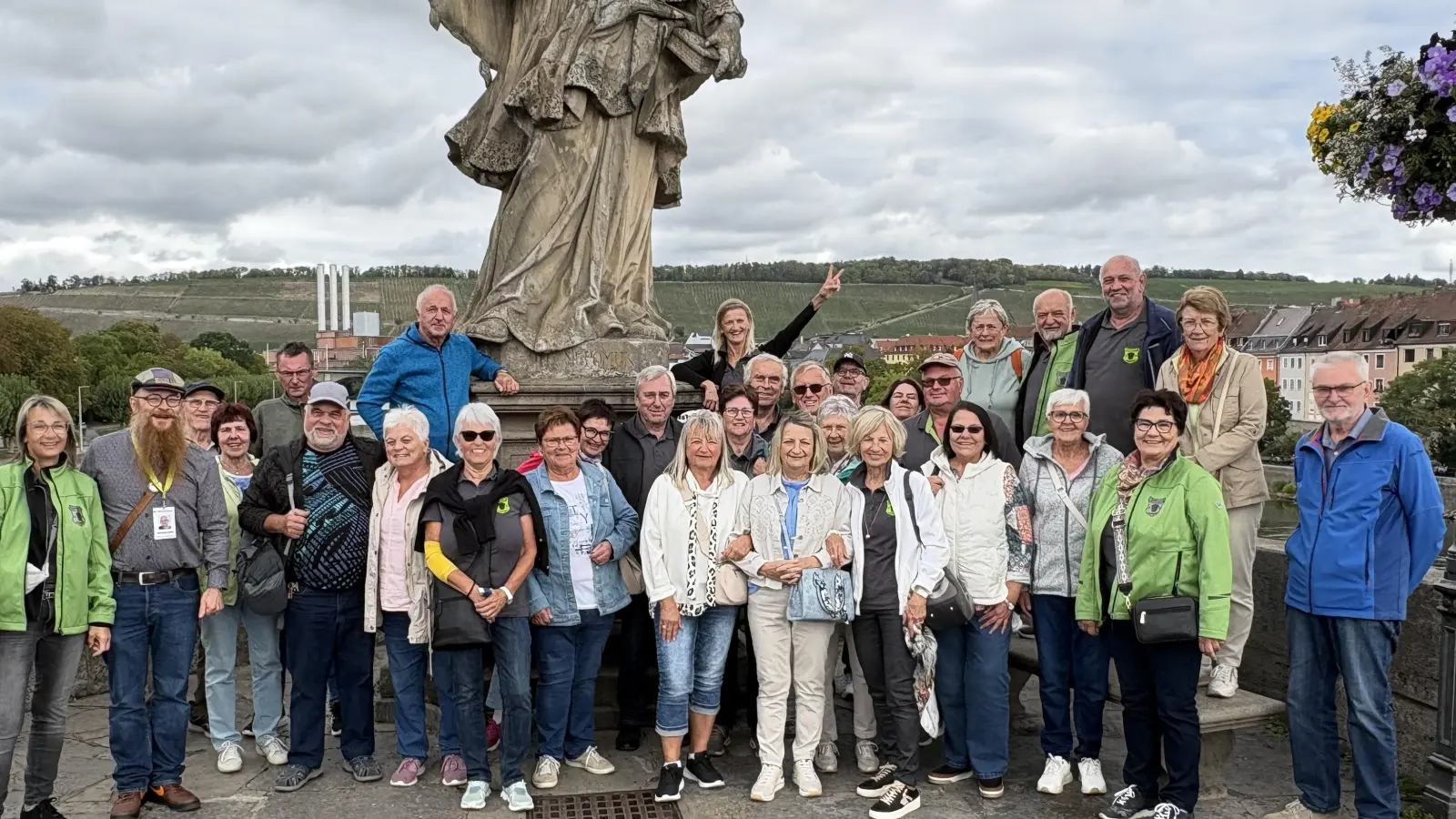 Gruppenfoto auf der „Alten Mainbrücke” in Würzburg. (Bild: Sonja Seidel )