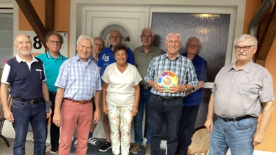 Gratulation durch die Aktiven im Vierstädtedreieck: vorne 2. v.r. Hans Erfurt, 4. v.r. M. Haberzeth (Bild: Manfred Haberzeth)