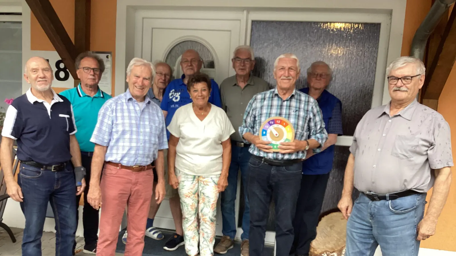 Gratulation durch die Aktiven im Vierstädtedreieck: vorne 2. v.r. Hans Erfurt, 4. v.r. M. Haberzeth (Bild: Manfred Haberzeth)