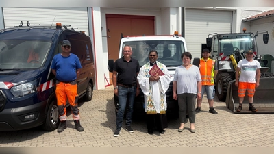 auf dem Bild das Bauhofteam um Stefan Seitz, Bürgermeister Kraus, Pfarrer Julius Johnrose und 2. Bürgermeisterin Christa Bayer (Bild: Alexander Hörl)