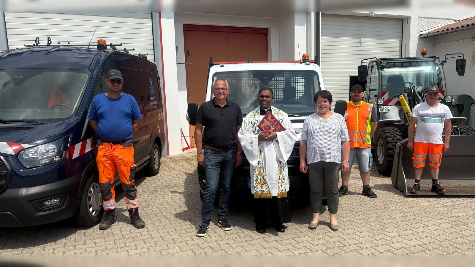 auf dem Bild das Bauhofteam um Stefan Seitz, Bürgermeister Kraus, Pfarrer Julius Johnrose und 2. Bürgermeisterin Christa Bayer (Bild: Alexander Hörl)