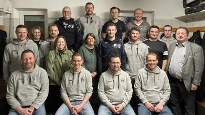 Neugewählte Vorstandschaft (von links nach rechts): 1.Reihe (sitzend): Jäckel Christian, Hösl Tobias, Dillig Matthias, Hösl Markus<br>2.Reihe: Nahlovsky Benedikt, Eckert Maria, Mörtl Maximilian, Lippert Julia, Kiener Yvonne, Prechtl Peter, Blöth Tobias, Wolf Lukas, Rosenberger Nils, Schwarz Reinhard. 3.Reihe: Kiener Armin, Braun Sebastian, Süß Christoph, Schlagenhaufer Michael.  (Bild: Sebastian Braun)