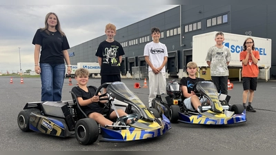 Von links: Sophia Nickl, Lukas Schöffel, Jonas Wettering, Phil Hawel, Julian Maier, Finn Wegmann und Simon Bscherer mit ihren neuen E-Karts. (Bild: Hubert Ernstberger)