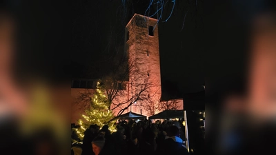 Erneut sehr gut angenommen wurde der Ammersrichter Adventsmarkt am Kirchplatz St. Konrad.  (Bild: Michael Jakob)