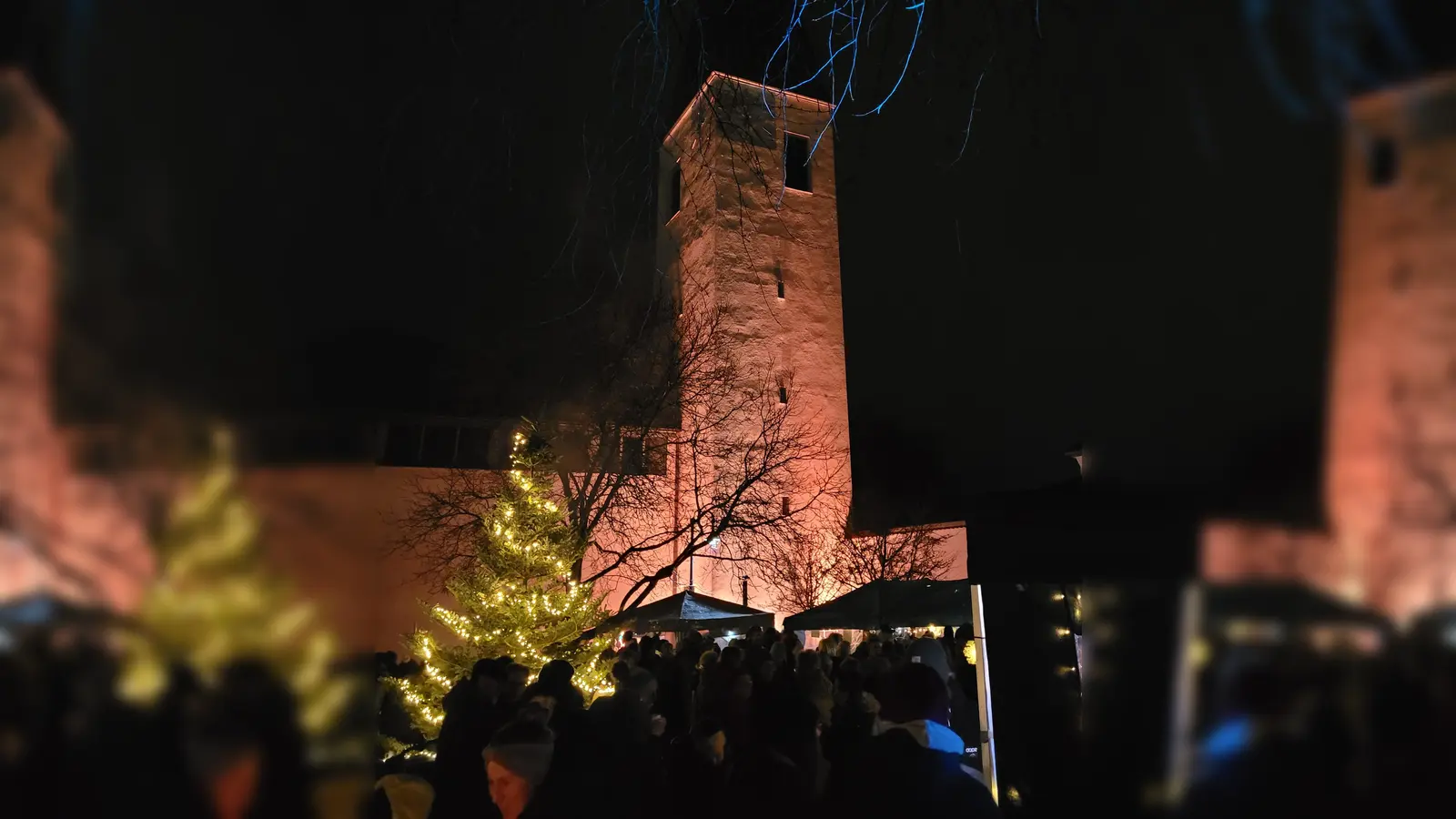 Erneut sehr gut angenommen wurde der Ammersrichter Adventsmarkt am Kirchplatz St. Konrad.  (Bild: Michael Jakob)