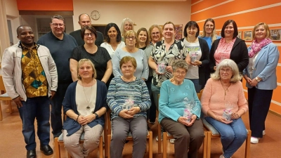 Ein Dank für die langjährige Treue kam von Pfarrvikar Basil Bazir, Pfarrer Udo Klösel, zweiten Bürgermeister Thomas Kleber, Vorsitzender Silke Singer (v.l.) und von Diözesanvorsitzender Martha Bauer (re).  (Bild: Karl Ziegler)