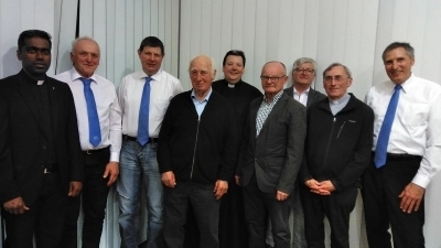 Beim Konvent der MMC-Altendorf wurde die bisherige Vorstandschaft für weitere vier Jahre in ihren Ämtern bestätigt. Unser Bild zeigt die Führungsmannschaft zusammen mit Pfarrer Savari (links), Präses Stefan Haimerl (fünfter von links), Msgr. Johann Bauer (zweiter v. rechts und Obmann Franz Lorenz (rechts). (Bild: Hermann Haas)
