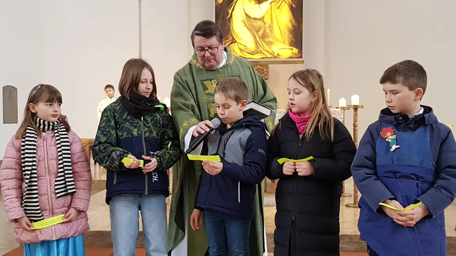 Mädchen und Buben brachten die Fürbitten beim Familiengottesdienst vor. Die Kinder durften kostümiert zum Gottesdienst am Faschingssonntag kommen. (Bild: Peter Garreiss)