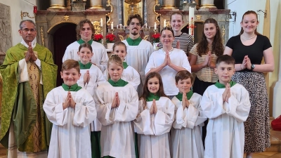 Neue Ministranten in der ersten Reihe, von links: Marlo, Eva, Felia, Julian, Theo. (Bild: Claudia Kloss)
