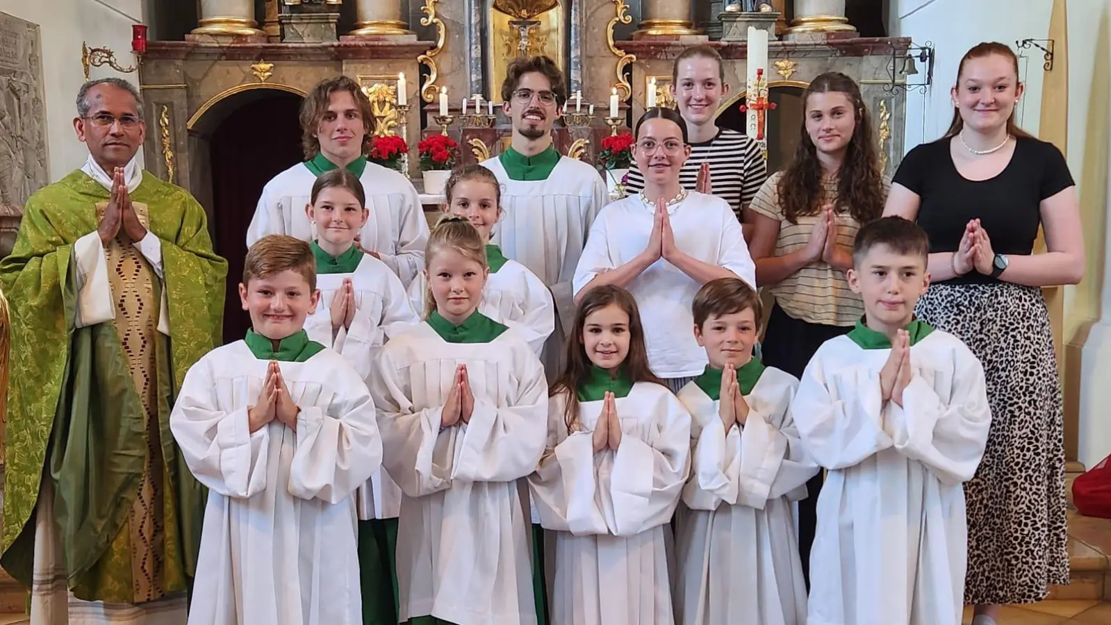 Neue Ministranten in der ersten Reihe, von links: Marlo, Eva, Felia, Julian, Theo. (Bild: Claudia Kloss)